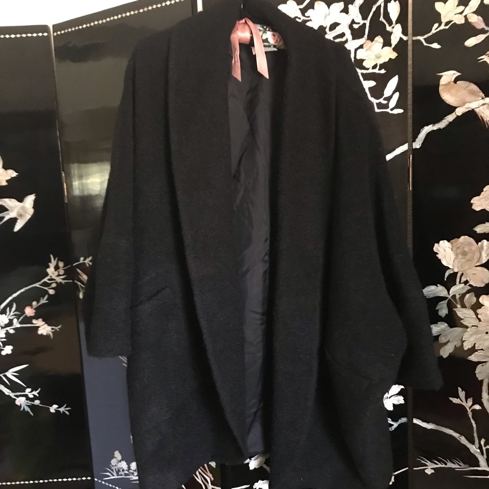 🐼 Dublin made, beautiful black coat with bat winged sleeves. 50% off